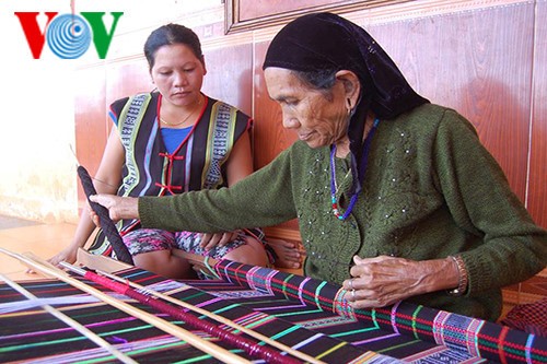 Tejer brocado, valioso legado profesional para las mujeres M’nong - ảnh 1