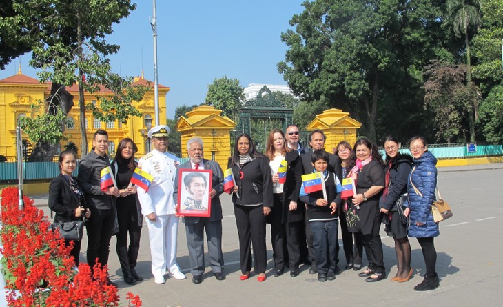 Conmemoran en Vietnam la desaparición de Simón Bolívar, Libertador de América - ảnh 2