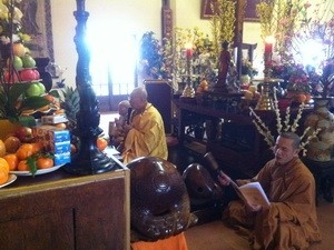 Ir a pagodas en los inicios del año lunar, un hermoso rasgo espiritual de los vietnamitas  - ảnh 2