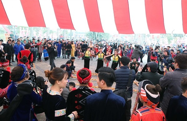 Festival cultural de etnias vietnamitas en primavera: una vivencia enriquecedora - ảnh 4