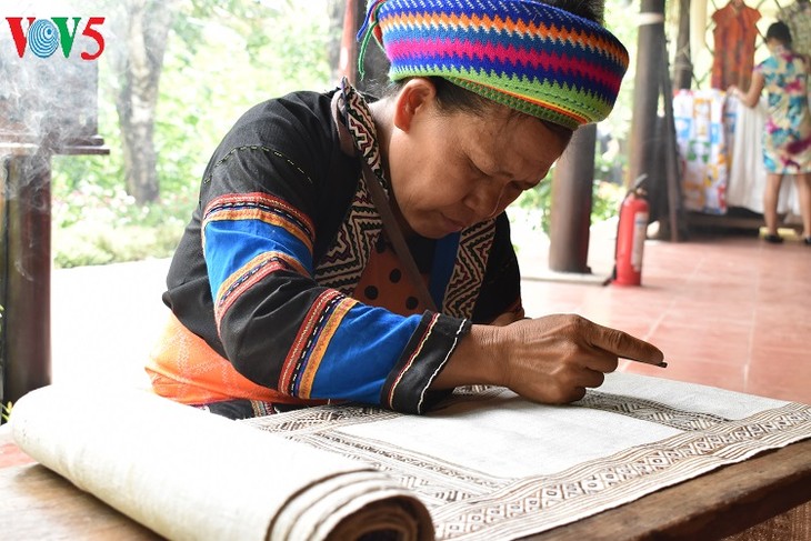 Arte de decoración en prendas de vestir de los Mong: patrimonio cultural nacional - ảnh 3