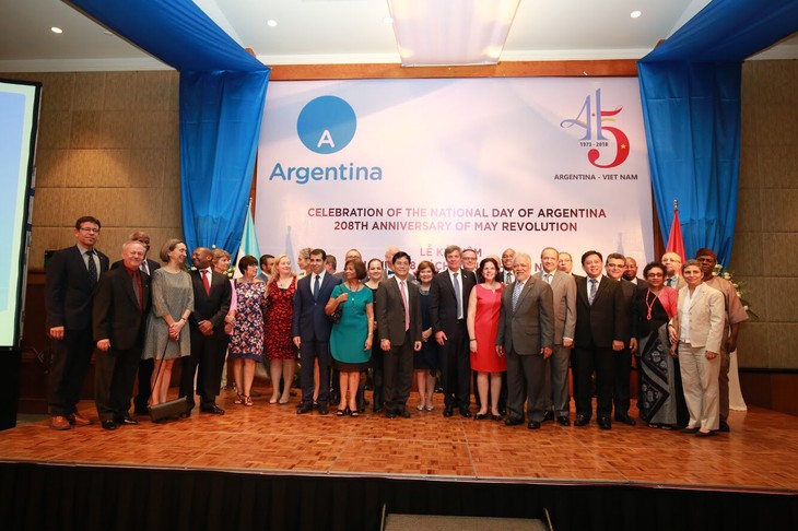 Celebran en Hanói el 208 aniversario de la Revolución de Mayo y el Día Nacional de Argentina - ảnh 2