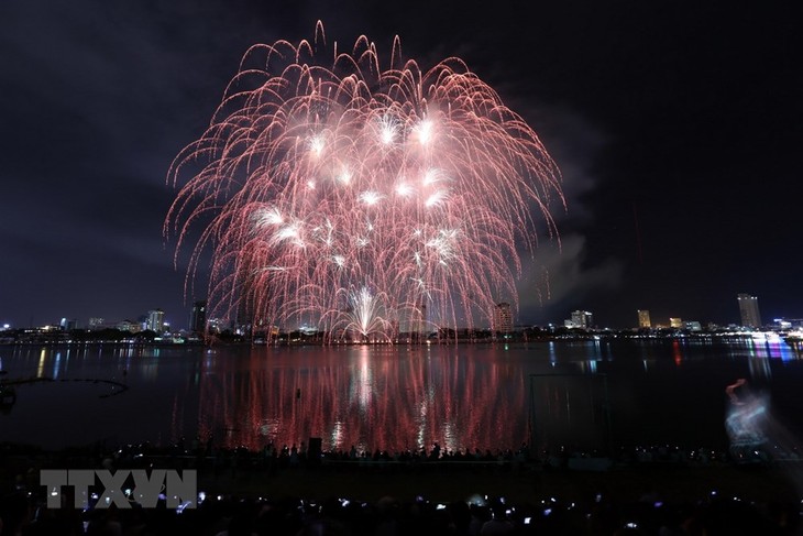 Espectáculos pirotécnicos iluminan el río Han en la ciudad centrovietnamita de Da Nang - ảnh 1