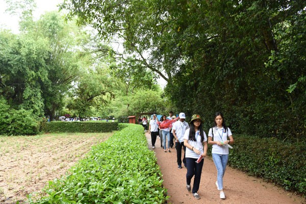 Jóvenes vietnamitas en ultramar visita tierra natal del presidente Ho Chi Minh - ảnh 1