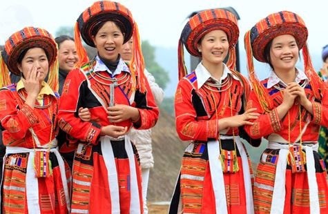 Particularidad cultural de la etnia Pa Then destacada en traje femenino  - ảnh 1