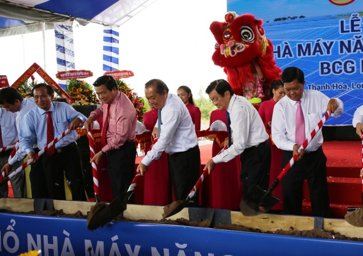 Comienzan construcción de la primera central de energía solar en Long An - ảnh 1