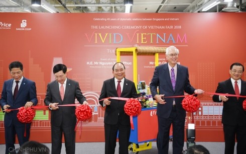 Premier vietnamita inaugura Semana de Productos Vietnamitas en Singapur - ảnh 1