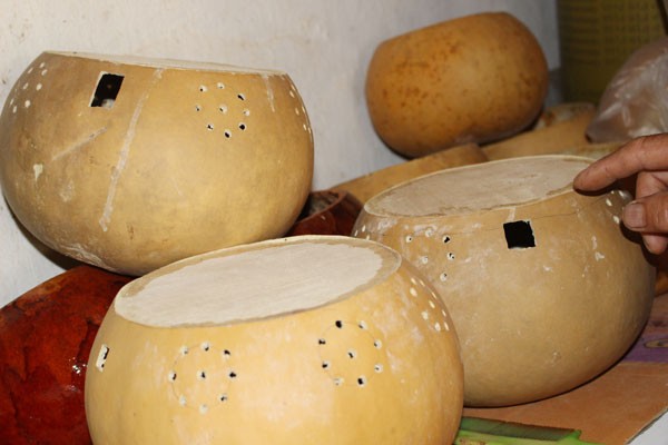 Arte de fabricar el instrumento musical Dan Tinh de los étnicos Tay en Bac Giang - ảnh 1