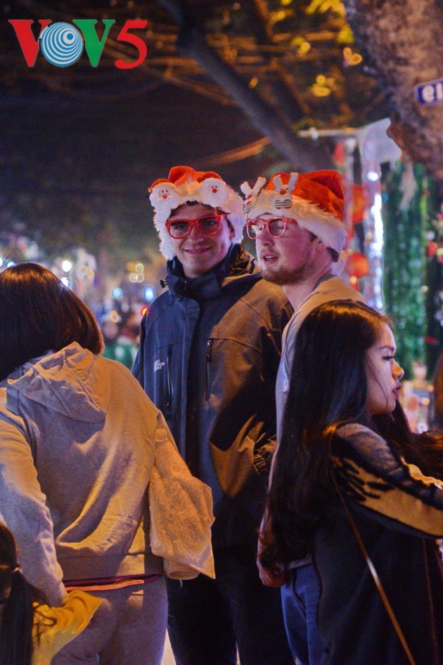 Ambiente navideño de Hanói - ảnh 14