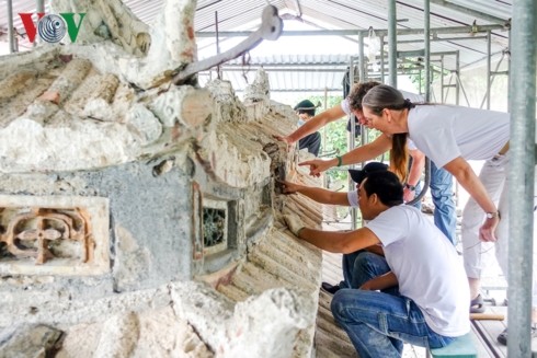 Una mujer extranjera entregada a la preservación de patrimonios culturales de Hue - ảnh 2