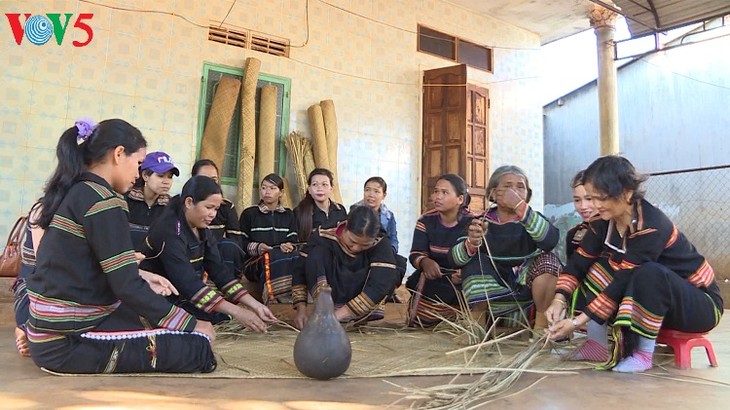 Los Jarai empeñados en presevar tradicional producción de esteras  - ảnh 1