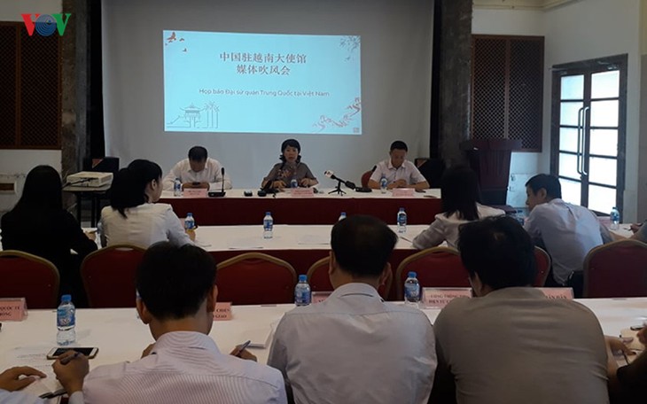 Embajada china en Vietnam expone vínculos bilaterales y tensiones comerciales con Estados Unidos - ảnh 1