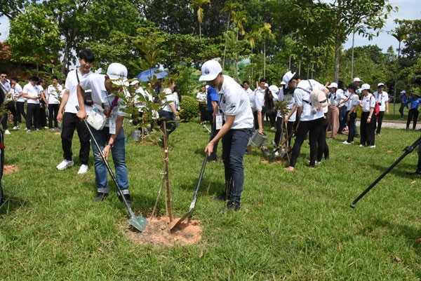 Jóvenes expatriados de Vietnam visitan tierra natal del presidente Ho Chi Minh - ảnh 2