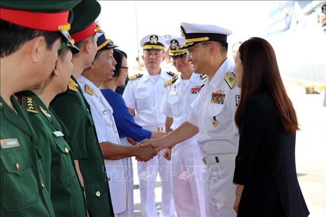 Barcos surcoreanos visitan la ciudad vietnamita de Da Nang - ảnh 1