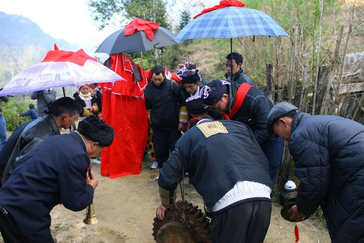 El sonido de tambores y trompetas en la boda de los Dao Rojo - ảnh 3