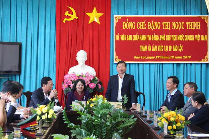 Vicepresidenta vietnamita visita ciudad de Bao Loc - ảnh 1