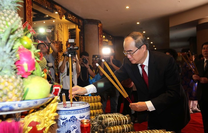 Rinden homenaje a los ancestros en Ciudad Ho Chi Minh en vísperas del Tet - ảnh 1