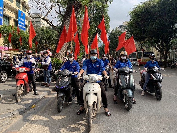 Jóvenes vietnamitas se suman al control del Covid-19 - ảnh 1