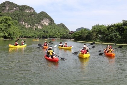 El complejo paisajístico de Trang An ofrece servicio de kayak a los turistas - ảnh 1