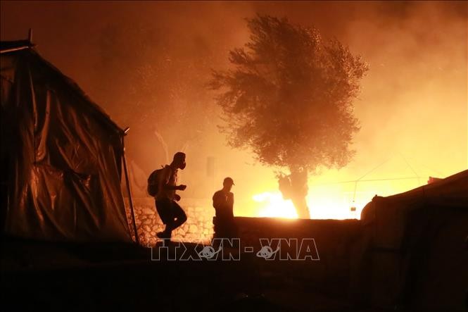 Merkel y Macron proponen que la UE acepte migrantes menores del campamento griego incendiado - ảnh 1