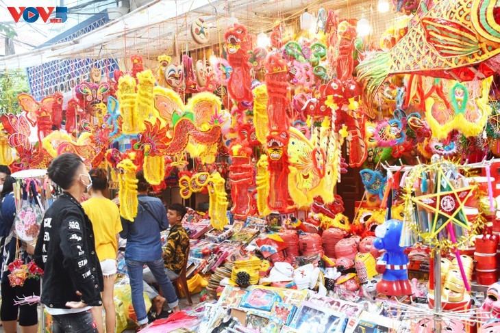 Farolillos multicolores del Festival del Medio Otoño en Hanói - ảnh 1