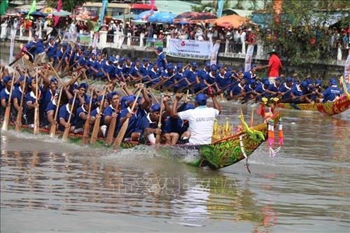 Fiesta Ooc Om Bok y la regata de barcos: el sello cultural propio de los jemeres en Soc Trang - ảnh 2