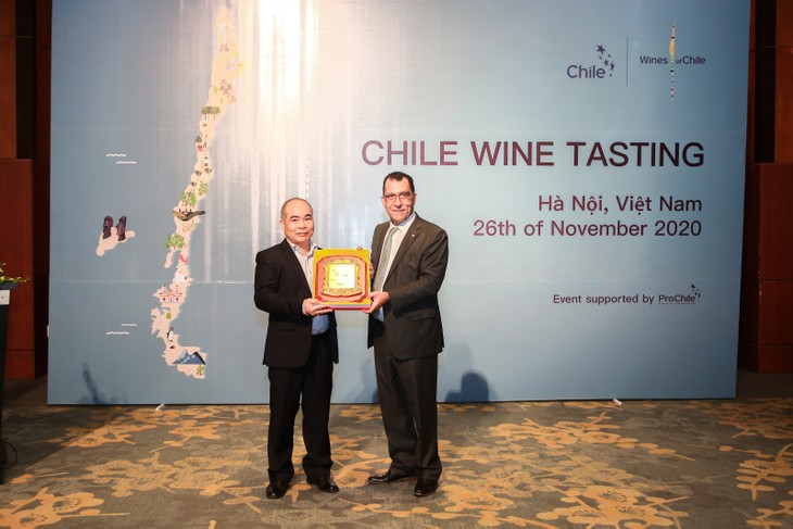 Embajada chilena reconoce aportes de sumiller vietnamita a la difusión de vinos  - ảnh 1