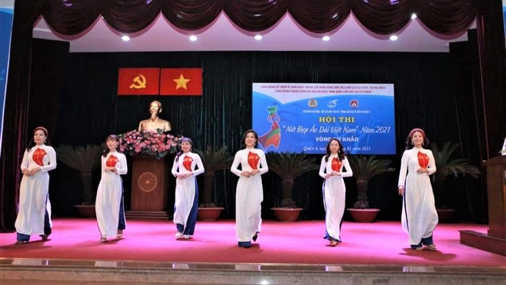 Mujeres de Ciudad Ho Chi Minh lucen el “Ao Dai” en oficinas de trabajo   - ảnh 2