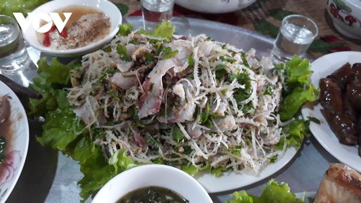 El pescado Bong, un ingrediente fundamental en la gastronomía de los Tay en Yen Bai - ảnh 2