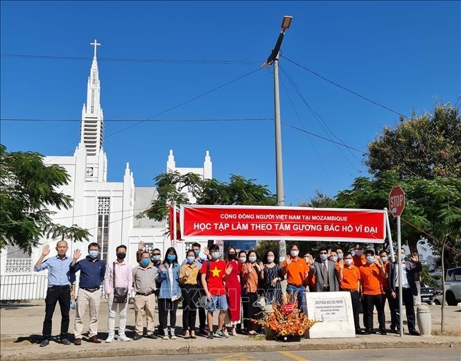 Conmemoran el 131 aniversario del natalicio del presidente Ho Chi Minh - ảnh 1