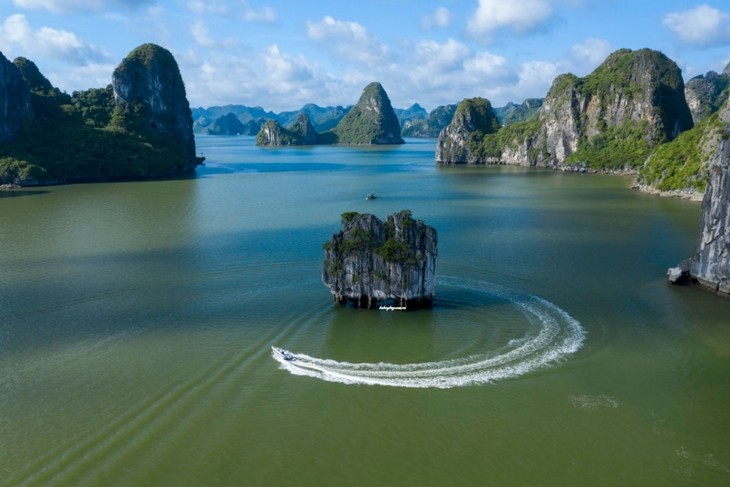 La bahía de Ha Long recibió un elevado número de turistas este fin de semana - ảnh 1