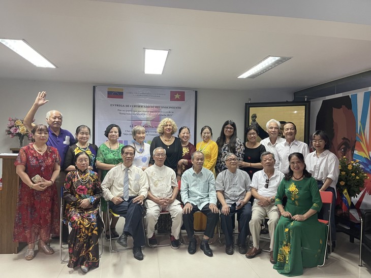 Venezuela aprecia la participación de poetas vietnamitas en Feria Internacional del Libro - ảnh 3