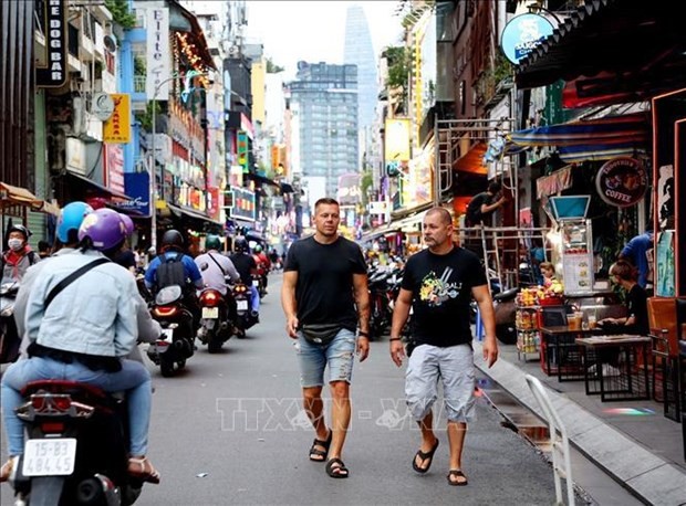 Más de 2,35 millones de turistas extranjeros en Vietnam en los primeros 10 meses de 2022 - ảnh 1