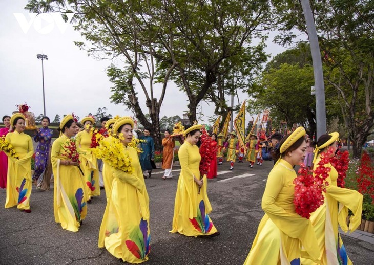 Recreación de ceremonia para ofrecer especialidades a la corte real de Hue - ảnh 6