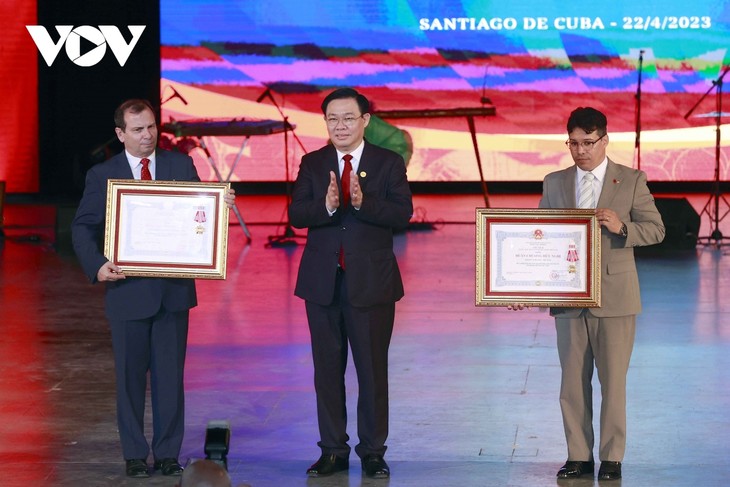 Líder parlamentario de Vietnam visita Santiago de Cuba - ảnh 2