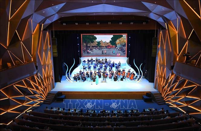 Primer ministro Pham Minh Chinh asiste a inauguración del Teatro de Ho Guom - ảnh 1