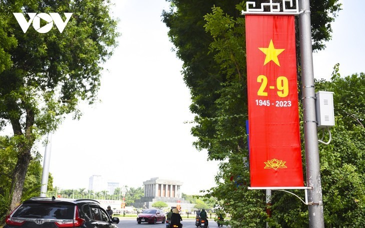 Las calles de Hanói se decoran con colores para el Día Nacional - ảnh 9