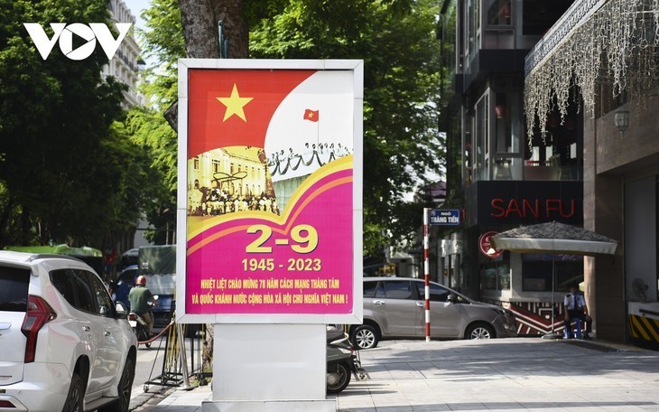 Las calles de Hanói se decoran con colores para el Día Nacional - ảnh 6