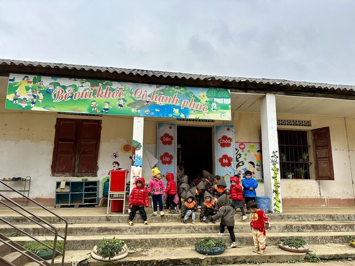 Un invierno no tan frío para los alumnos en las escuelas de la región montañosa de Son La - ảnh 2