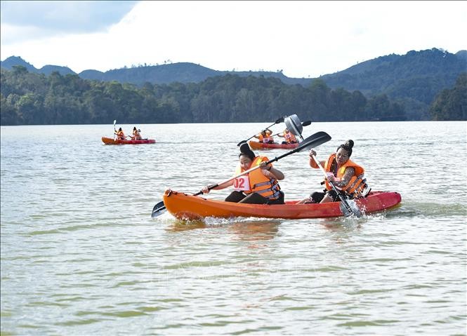 Provincia vietnamita celebra festival de flor de cerezo con diversas actividades culturales y deportivas - ảnh 1