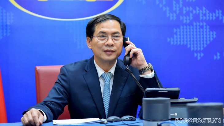 Canciller vietnamita dialoga por teléfono con autoridad de Nueva Zelanda - ảnh 1