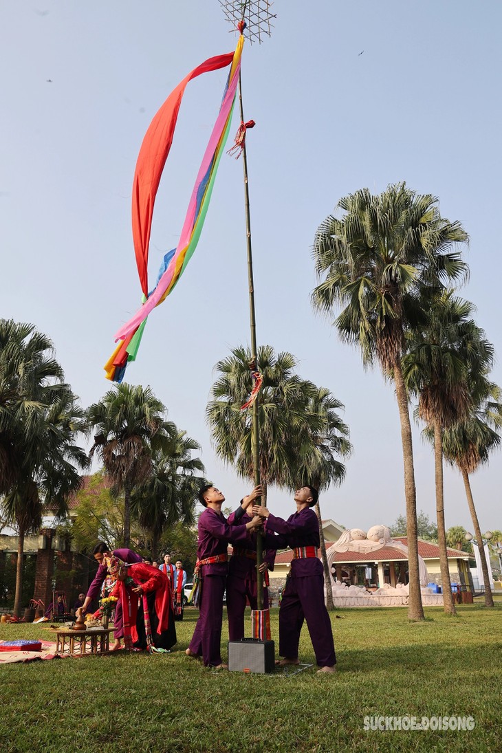 Erigir el árbol Neu, una bella tradición de la etnia Muong durante el Año Nuevo Lunar - ảnh 2