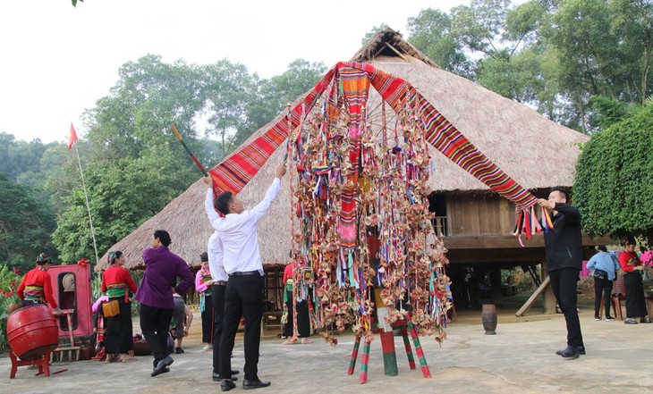 La fiesta primaveral Poon Poong de los Muong en Thanh Hoa - ảnh 1