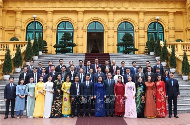 Presidenta interina sostiene encuentro con representantes de la Asociación de Jóvenes Empresarios - ảnh 1