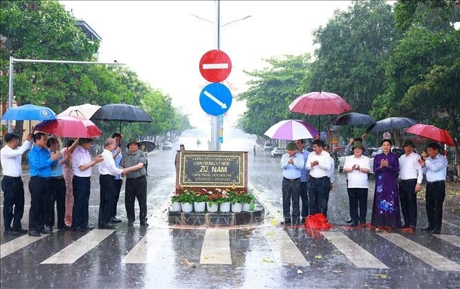 Primer Ministro asiste al inicio de la remodelación del Área de defensa de Him Lam - ảnh 2