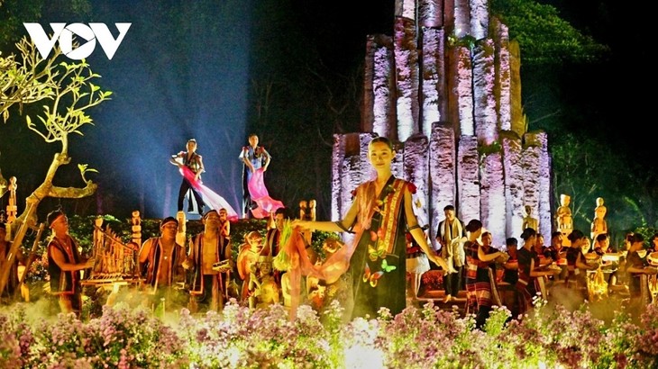 Gia Lai desarrolla tradicional tejido de brocado asociado con el turismo - ảnh 2