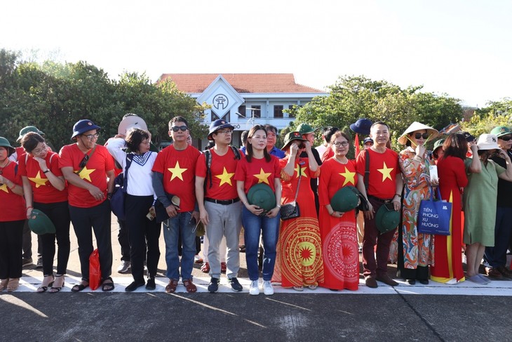 Fuerzas armadas y pueblo de Truong Sa decididos a proteger la integridad territorial del país - ảnh 2