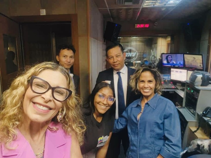 Embajador vietnamita visita Radio Nacional de Venezuela - ảnh 2