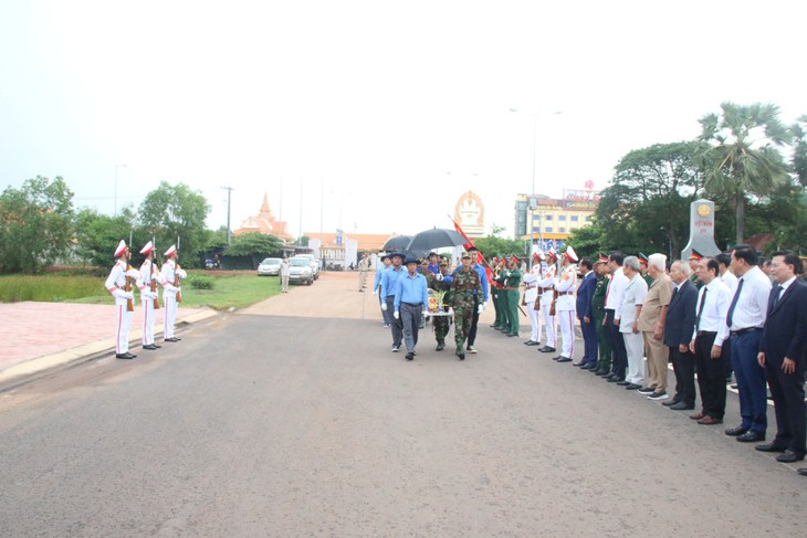 Entierran restos de 130 soldados voluntarios y expertos vietnamitas caídos en Camboya - ảnh 1