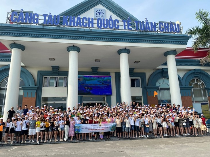 Quang Ninh recibe gran grupo de visitantes del turismo MICE - ảnh 1